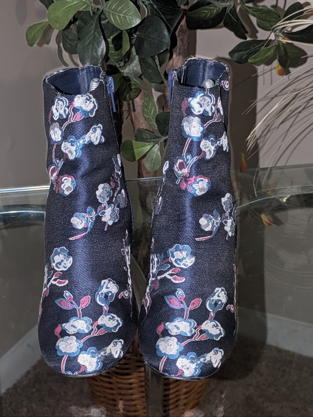 💥FINAL💥Urban Outfitters Black Floral Embroidered Ankle Boots - Picture 3 of 8